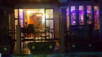 Se sirven desayunos, almuerzos y cenas; cocina local e internacional