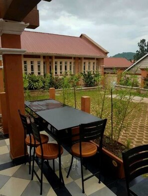 Breakfast, lunch, dinner served; local and international cuisine  - Joden Suites (Kampala)