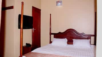 Escritorio y ropa de cama