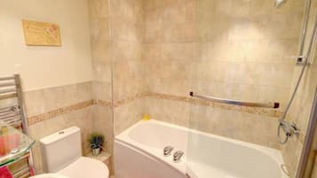 Combined shower/tub, hair dryer, towels
