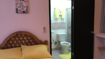 Habitación doble Confort | Baño | Regadera, regadera tipo lluvia, amenidades de baño gratuitas