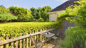 Outdoor dining - White Roses a dog friendly retreat for two (Bembridge)