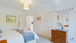 1 bedroom, iron/ironing board, free WiFi, bed sheets - White Roses a dog friendly retreat for two (Bembridge)