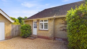 Exterior - White Roses a dog friendly retreat for two (Bembridge)