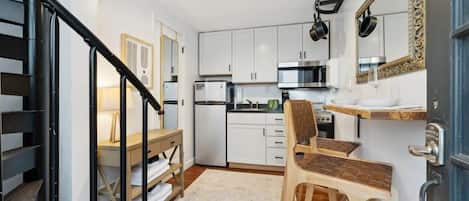 Kjøleskap, mikrobølgeovn, ovn og kokeplater