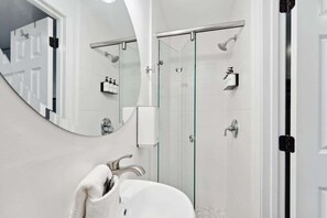 Douche, sèche-cheveux, serviettes fournies, shampoing