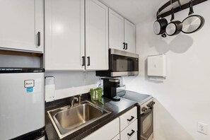 Fridge, microwave, oven, stovetop - Exclusive Open Loft in Downtown Charleston (Charleston)