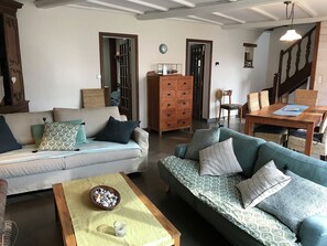 TV, fireplace, DVD player, books - Charming house, center, 300 m beach, near train station (Granville)