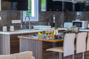 Kühlschrank, Mikrowelle, Ofen, Geschirrspüler