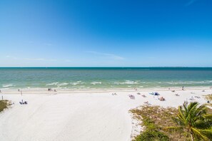 På stranden