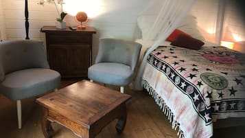 1 habitación, tabla de planchar con plancha y cuna de viaje