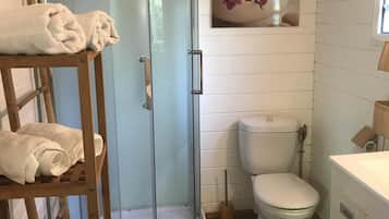 Regadera, secadora de cabello, toallas