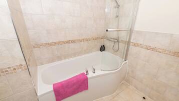 Duschwanne, Haartrockner, Handtücher