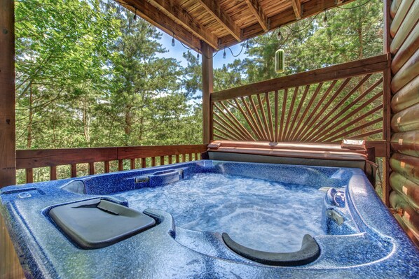 Private HotTub on lower deck - Pool Table, Hot Tub, Pigeon Forge, Fire Pit, Fishing Pond (Sevierville)