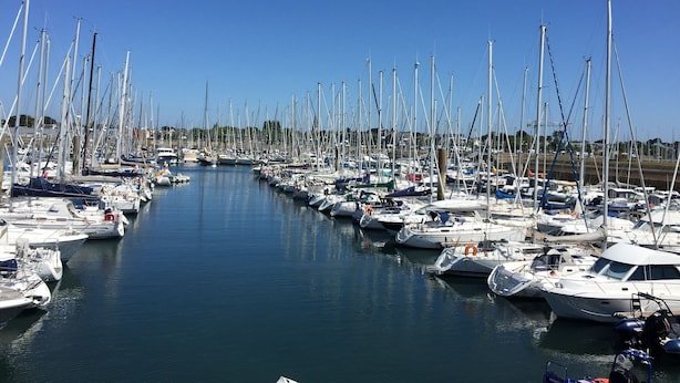 A marina filled with numerous sailboats docked along a narrow waterway. - PORT CROUESTY apartment with pool (Arzon)