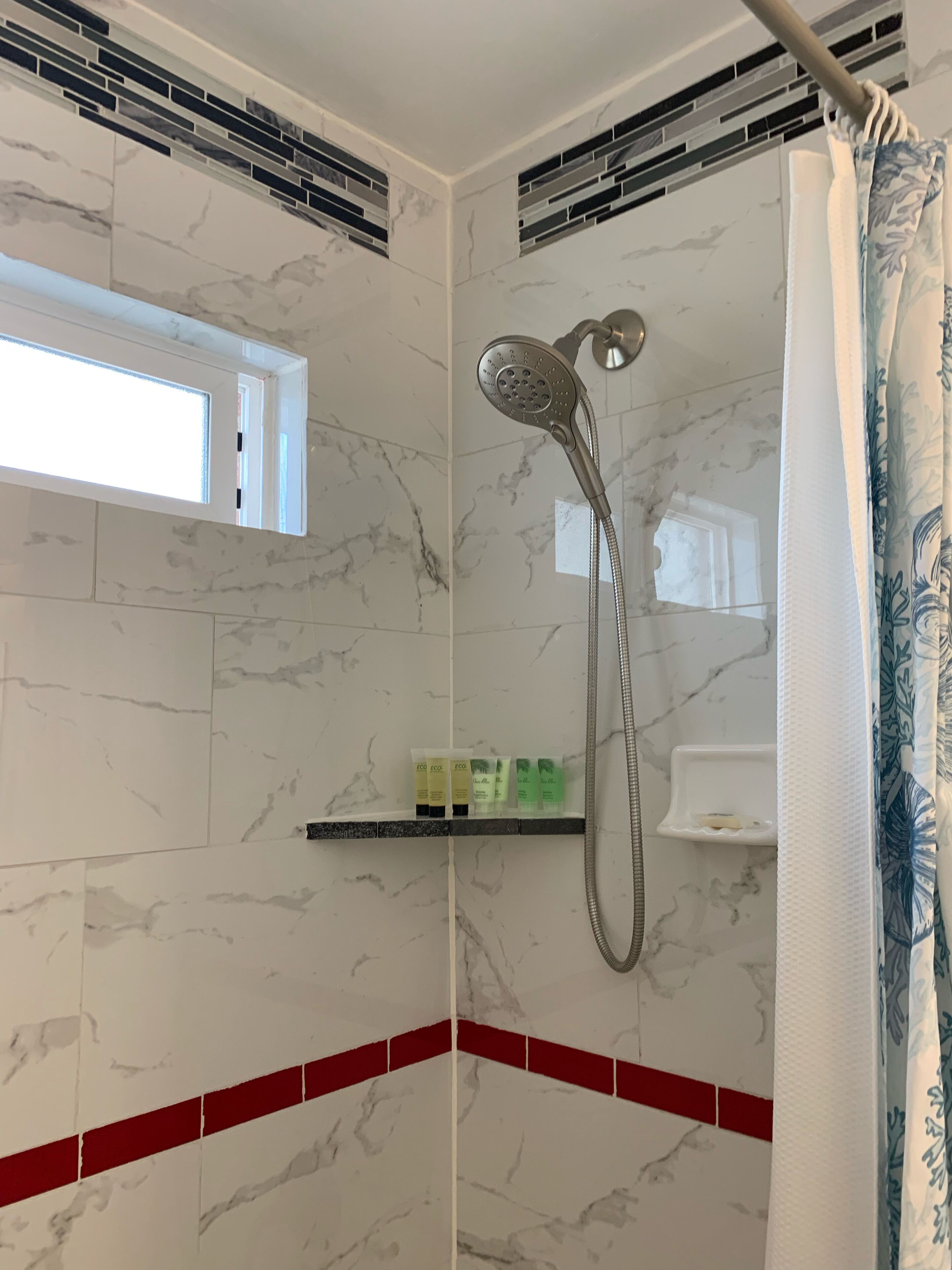 Ducha y bañera combinadas, secador de pelo, toallas y jabón