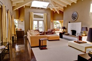 スマートテレビ、暖炉、DVD プレーヤー、テーブルサッカー台