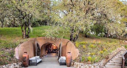 Hieno viinimaa, viinitila ja viini luola, Villa Montebella