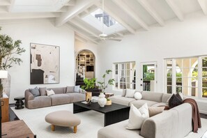 Televisor intel·ligent, llar de foc, reproductor de DVD i futbolí 