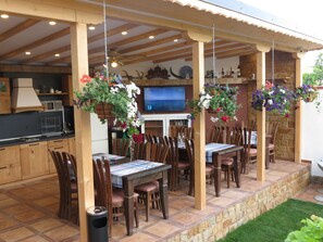 Outdoor dining - Villa Aurora (Varna)