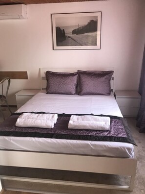 14 bedrooms, individually decorated, individually furnished, desk