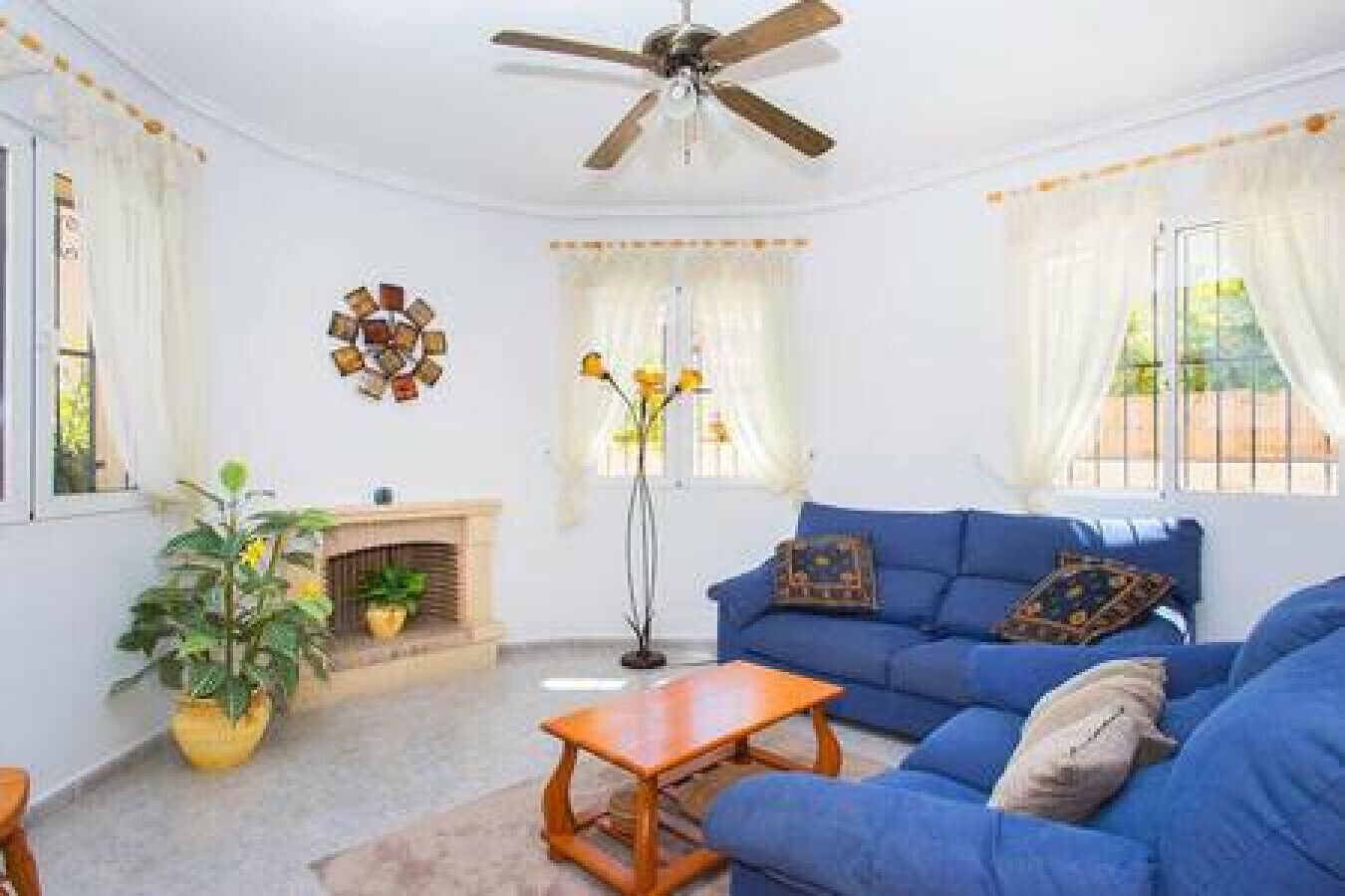 Een televisie en een open haard