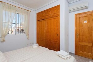 3 bedrooms, desk, iron/ironing board, WiFi