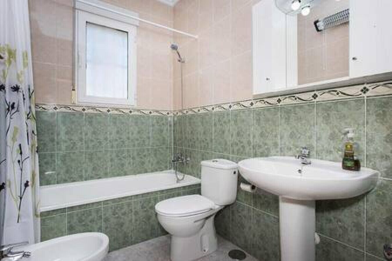 Une salle de bain avec une baignoire, des toilettes et un lavabo.