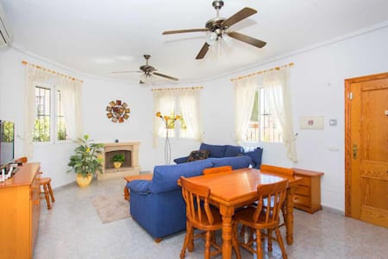 Een televisie en een open haard