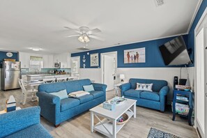 TV - Ce Chell, Spacious 4 BR Channel Home with Beautiful Channel Views and Floating Dock (NORTH MYRTLE BEACH)