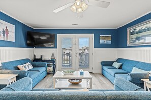 TV - Ce Chell, Spacious 4 BR Channel Home with Beautiful Channel Views and Floating Dock (NORTH MYRTLE BEACH)