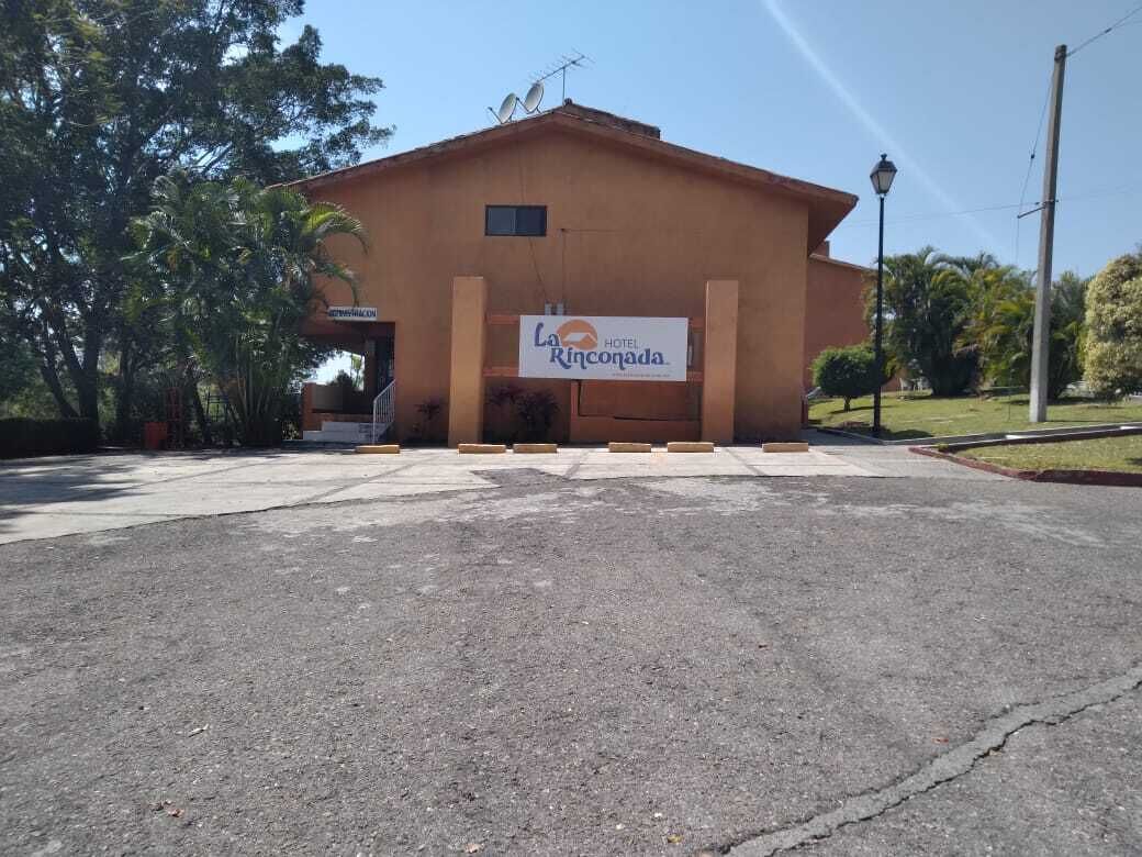 A building with a sign that reads "La Rinconada Hotel".