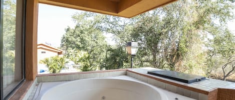 Outdoor spa tub