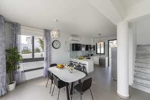 Villa | In-room dining - Greco Hilltop Views (Paralimni)