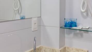 Superior Room, City View | Bathroom | Shower, free toiletries, hair dryer, towels