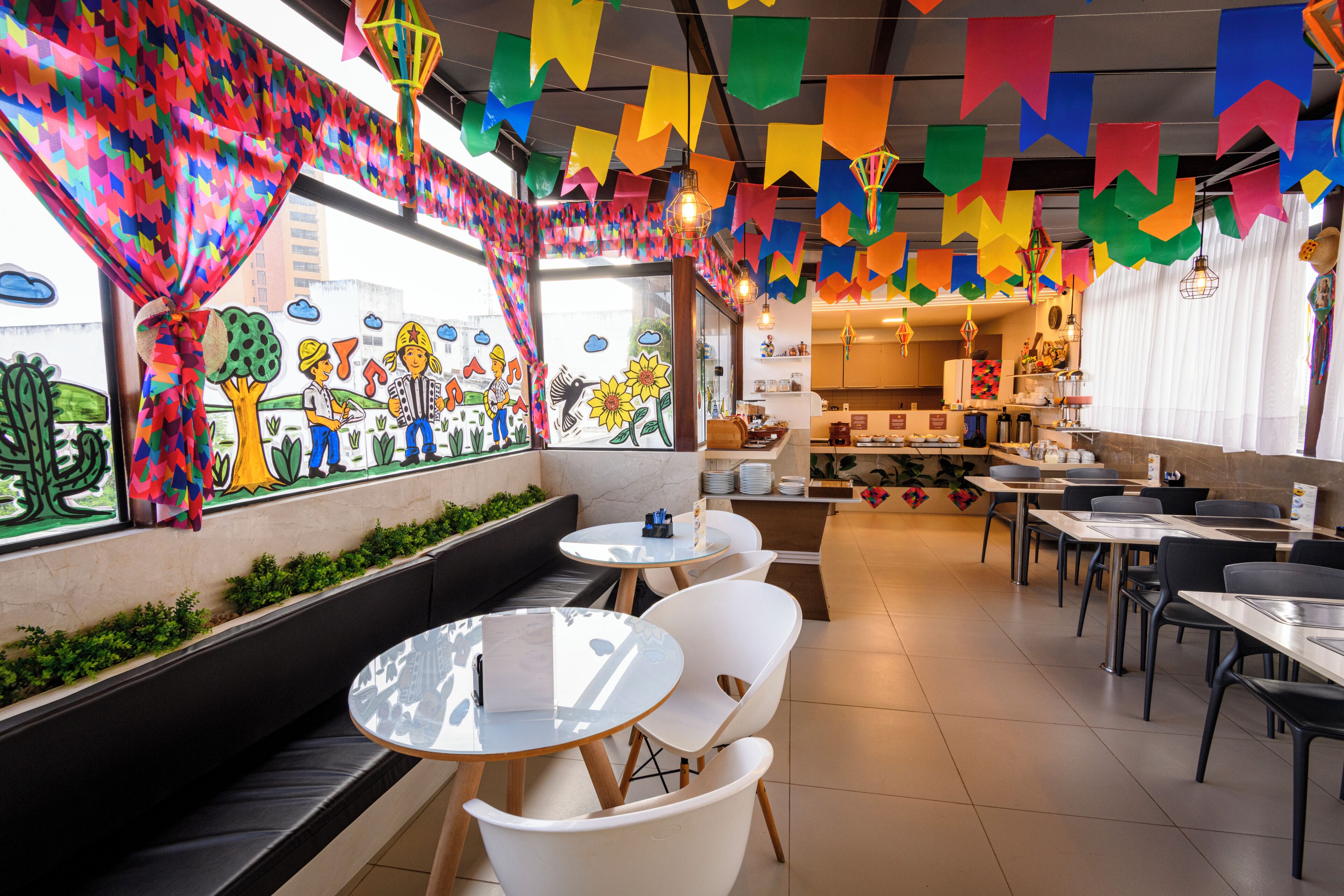 Un restaurant amb decoracions colorades, una barra amb plats i diferents disposicions de seients.