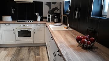 Jääkaappi, mikroaaltouuni, uuni, liesi