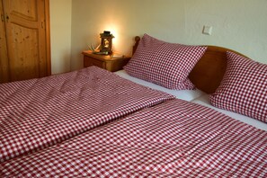 4 bedrooms, iron/ironing board, free WiFi, bed sheets - Rustic holiday home "Ferienhaus Pirmes"  (Mörz)