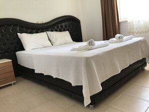 办公桌、遮光窗帘、免费 WiFi、床单