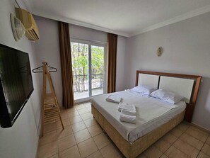 Habitación estándar, 1 cama matrimonial | Escritorio, cortinas blackout, wifi gratis y ropa de cama