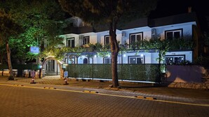 A hotel with a modern design, featuring a brick facade and a gated entrance. - Moonlight Apart Hotel (Ortaca)