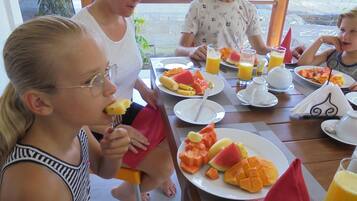 Free daily English breakfast