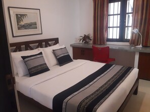 Standard Double Room, Garden View | 3 bedrooms, iron/ironing board, free WiFi, bed sheets - Pinnawala Backpack Residencies (Rambukkana)