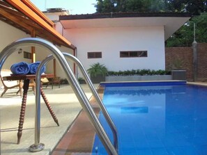 Outdoor pool, sun loungers - Pinnawala Backpack Residencies (Rambukkana)