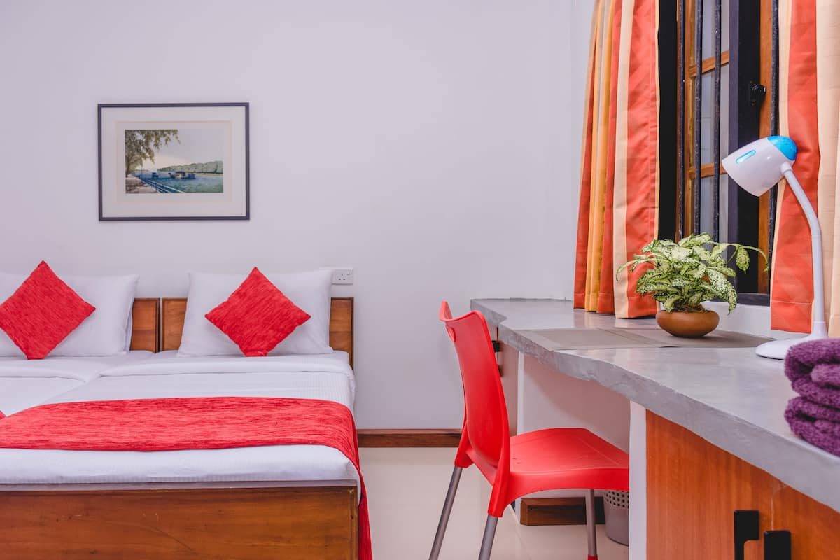 Habitación doble estándar, vista al jardín | Sala de estar