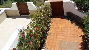 A rooftop patio with a pool, lounge chairs, and a view of the pool area. - Duplex Parque Santiago 2 close to pool, sea + beach, central, Wifi, heated pool (Costa Adeje)