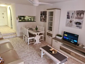 Een televisie, een dvd-speler, boeken en een stereo