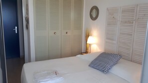 1 slaapkamer, een strijkplank/strijkijzer, internet, beddengoed