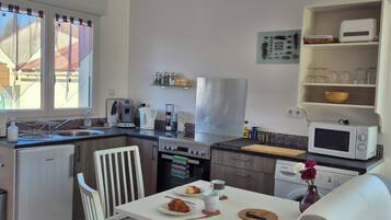 Kjøleskap, mikrobølgeovn, ovn og kokeplater