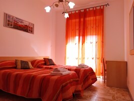 1 habitación, escritorio, camas plegables/adicionales y wifi gratis 